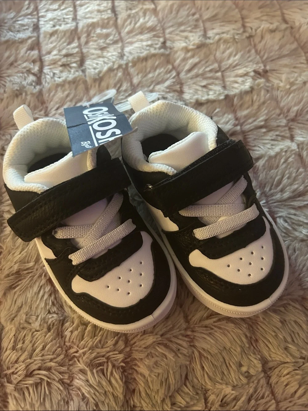 OshKosh B'gosh Black and White Kids Sneakers size 4 Toddler